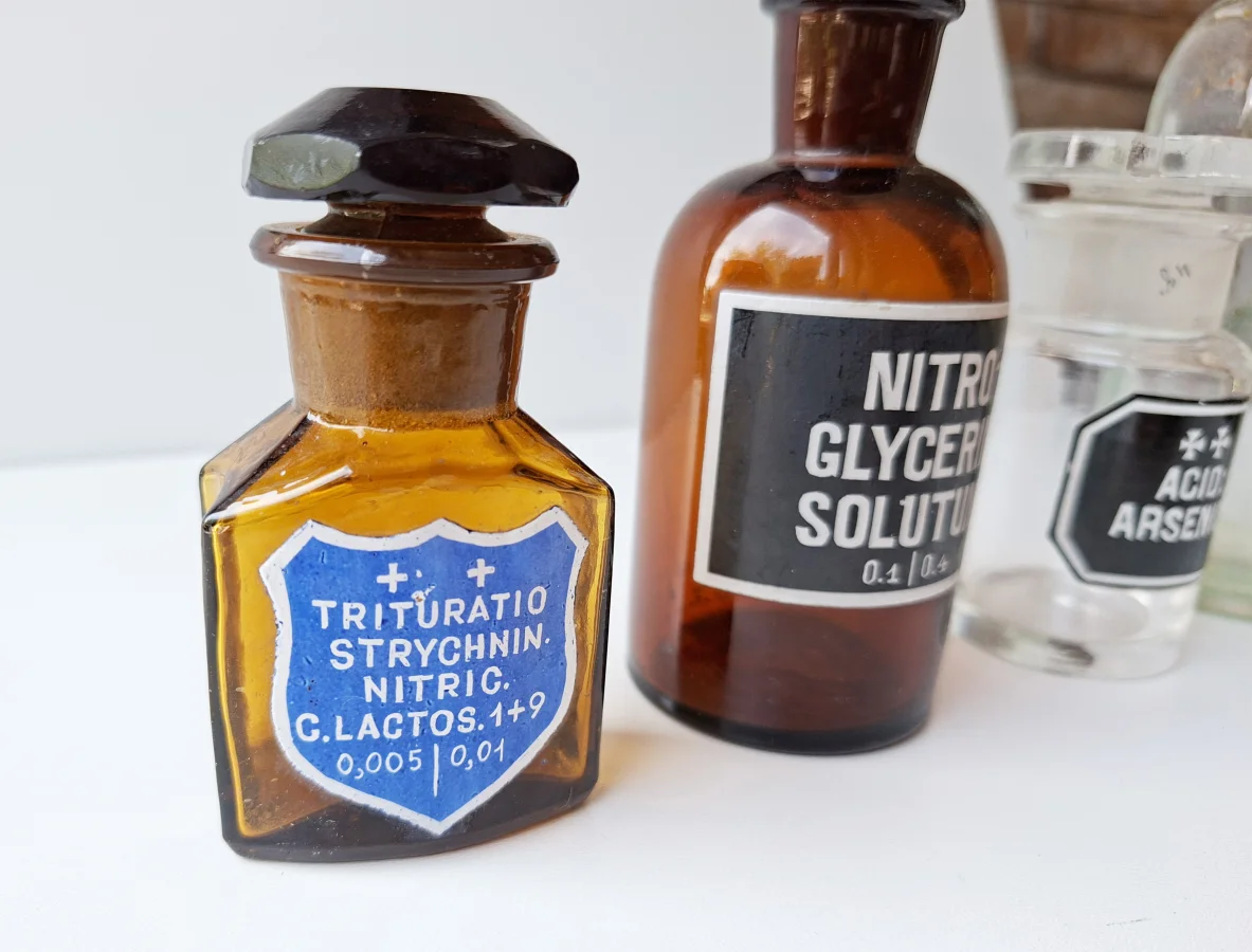 NAME_FR: Ensemble de Flacons d'Apothicaire / Pharmacie Anciens — 4 Pièces 9